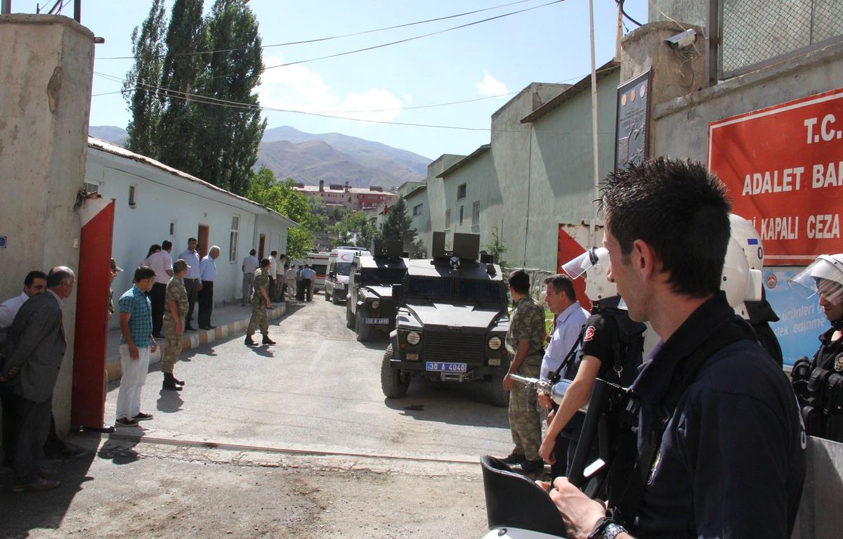 Cezaevindeki Tatbikat Halkı Sokağa Döktü