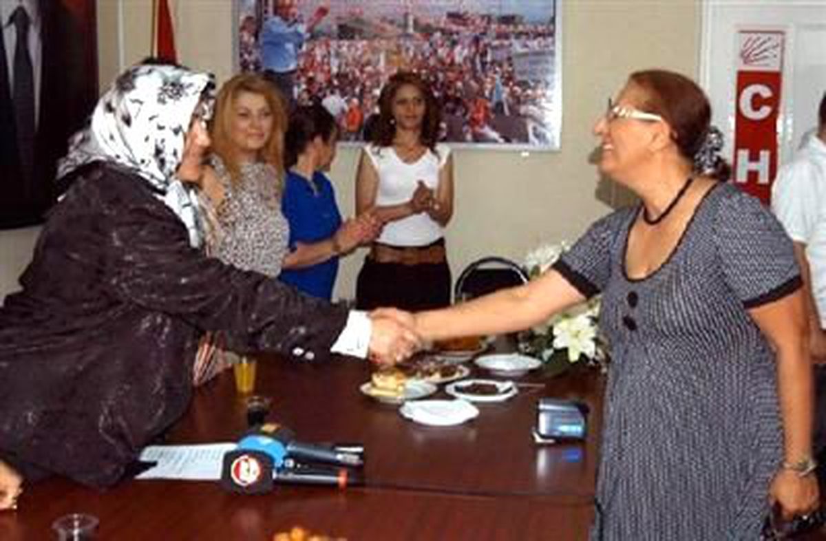 CHP\'de Başörtülü Kadın Kolları Adayı