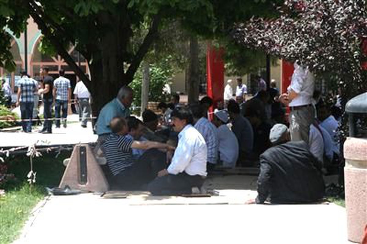 Cuma Namazında Karton Satarak Para Kazanıyorlar