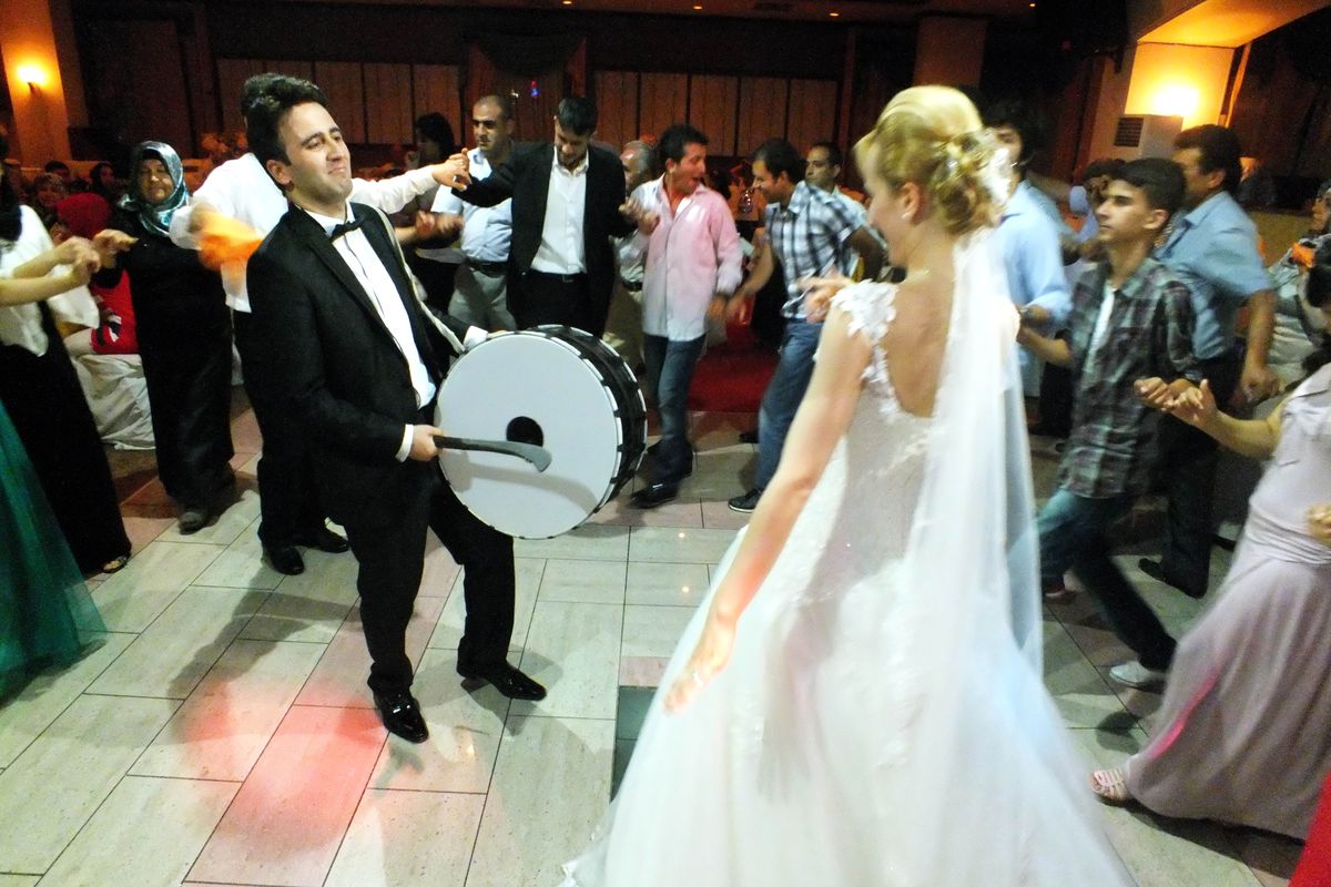 Damat Davul Çaldı Gelin Oynadı