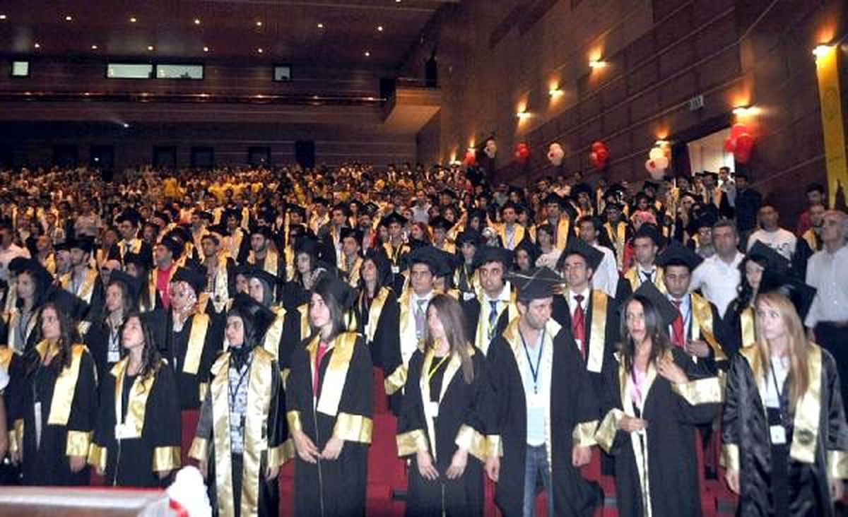 Dicle Üniversitesi\'nde Mezuniyet Coşkusu