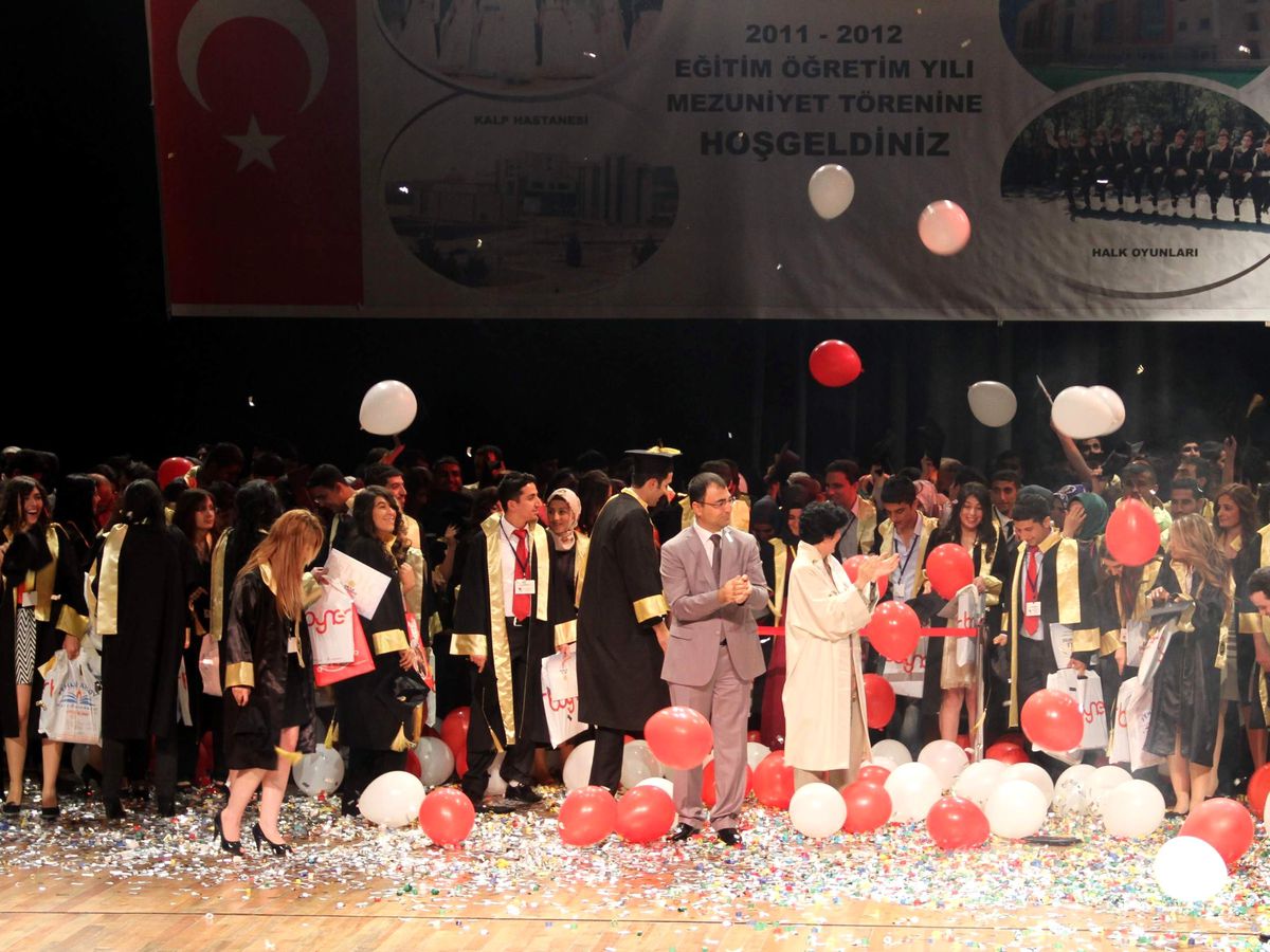 Dicle Üniversitesi\'nde Mezuniyet Coşkusu