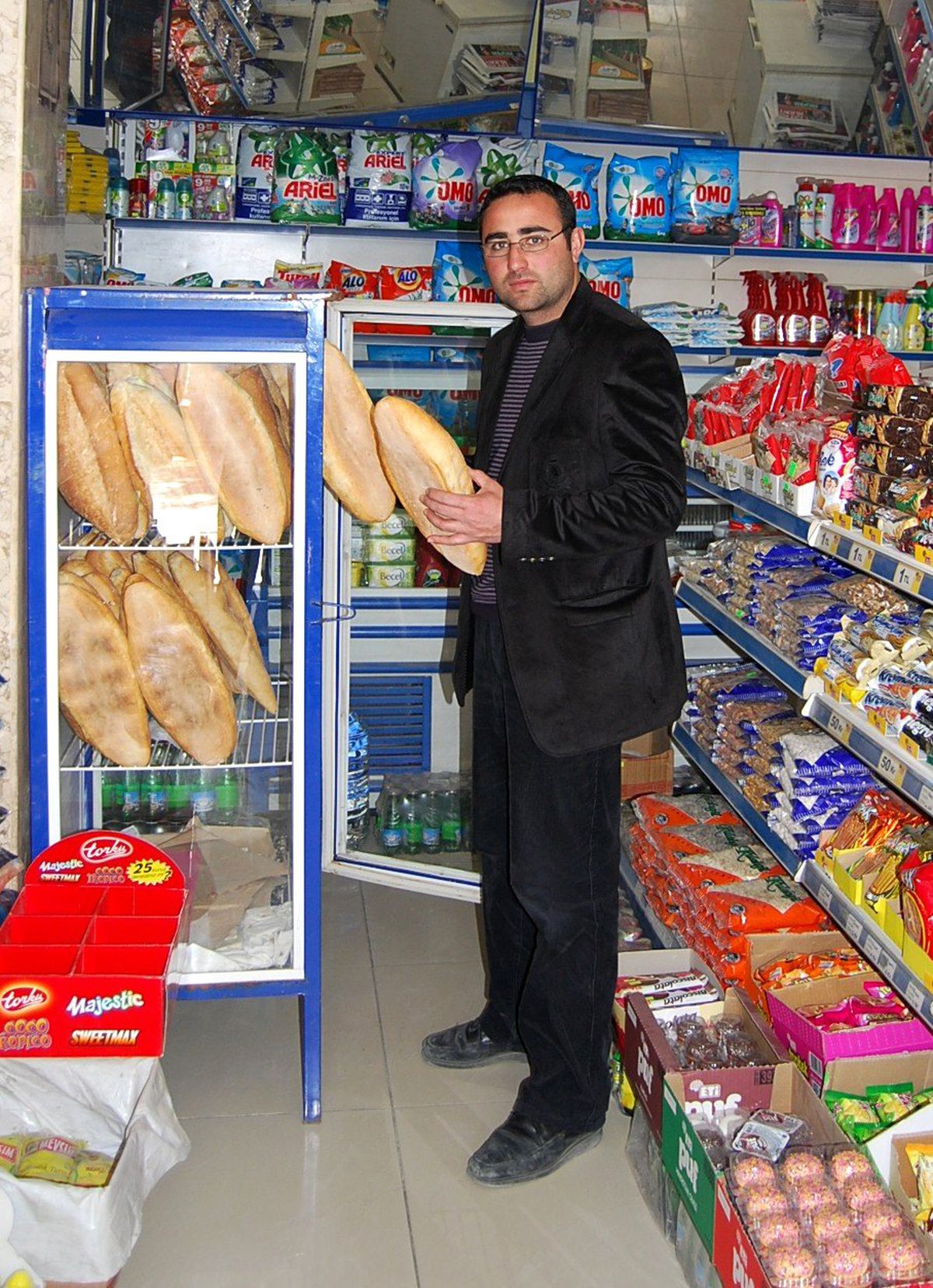 Eşme\'de Ekmek Dolapları İçeri Alındı