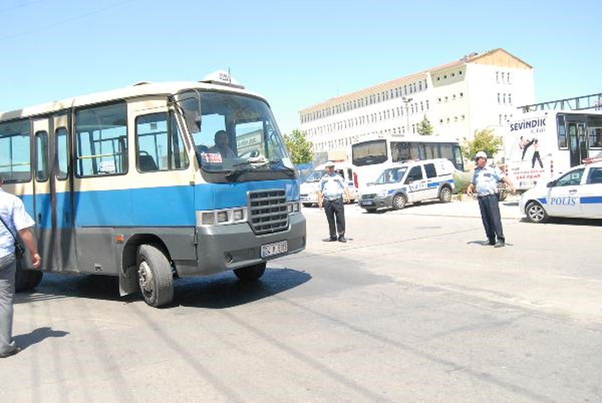 Eylem Yapan Minibüs Şöförlerini Emniyet Müdürü İkna Etti