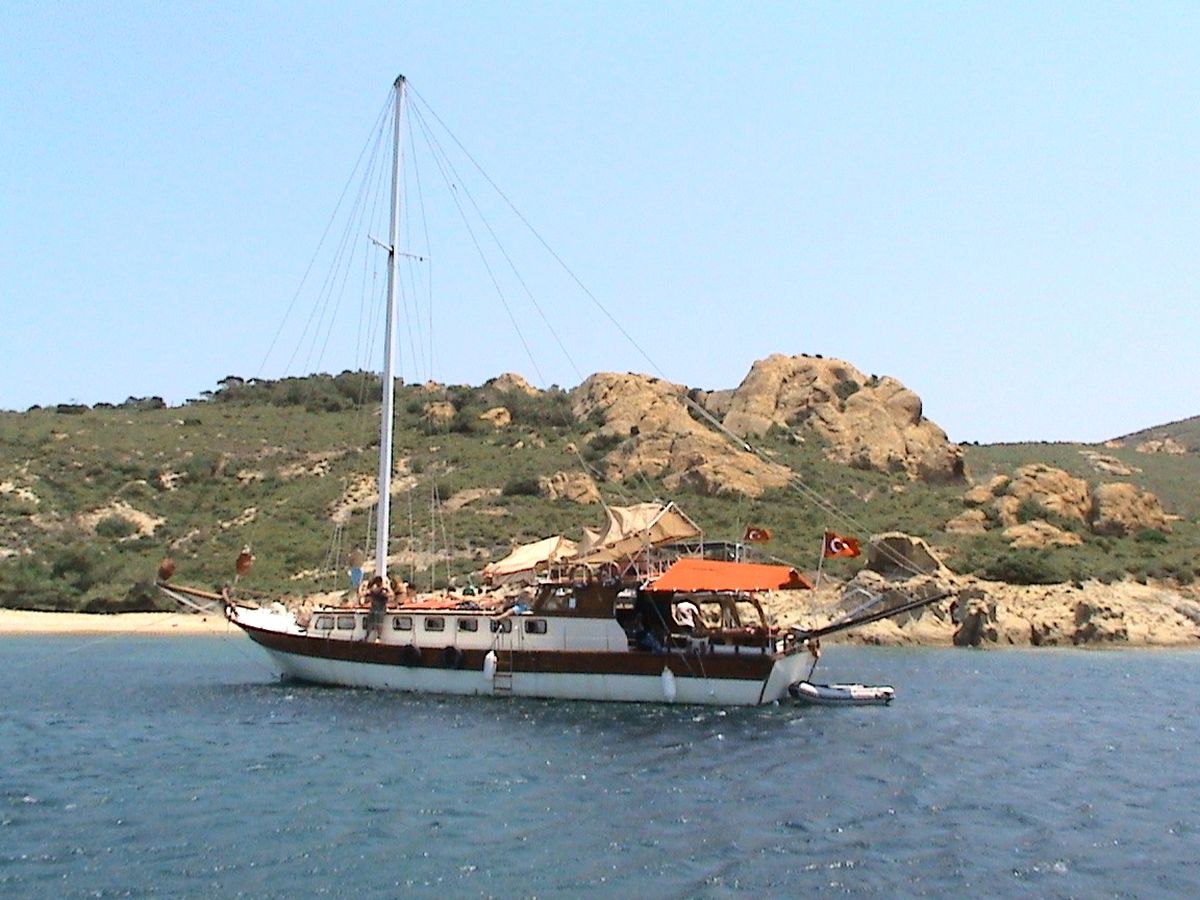 Foça\'da Tekne Turları Yoğun İlgi Görüyor