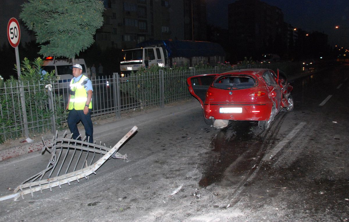İzmir\'de Kazada Refüjden Kopan Parça İkinci Kazaya Neden Oldu