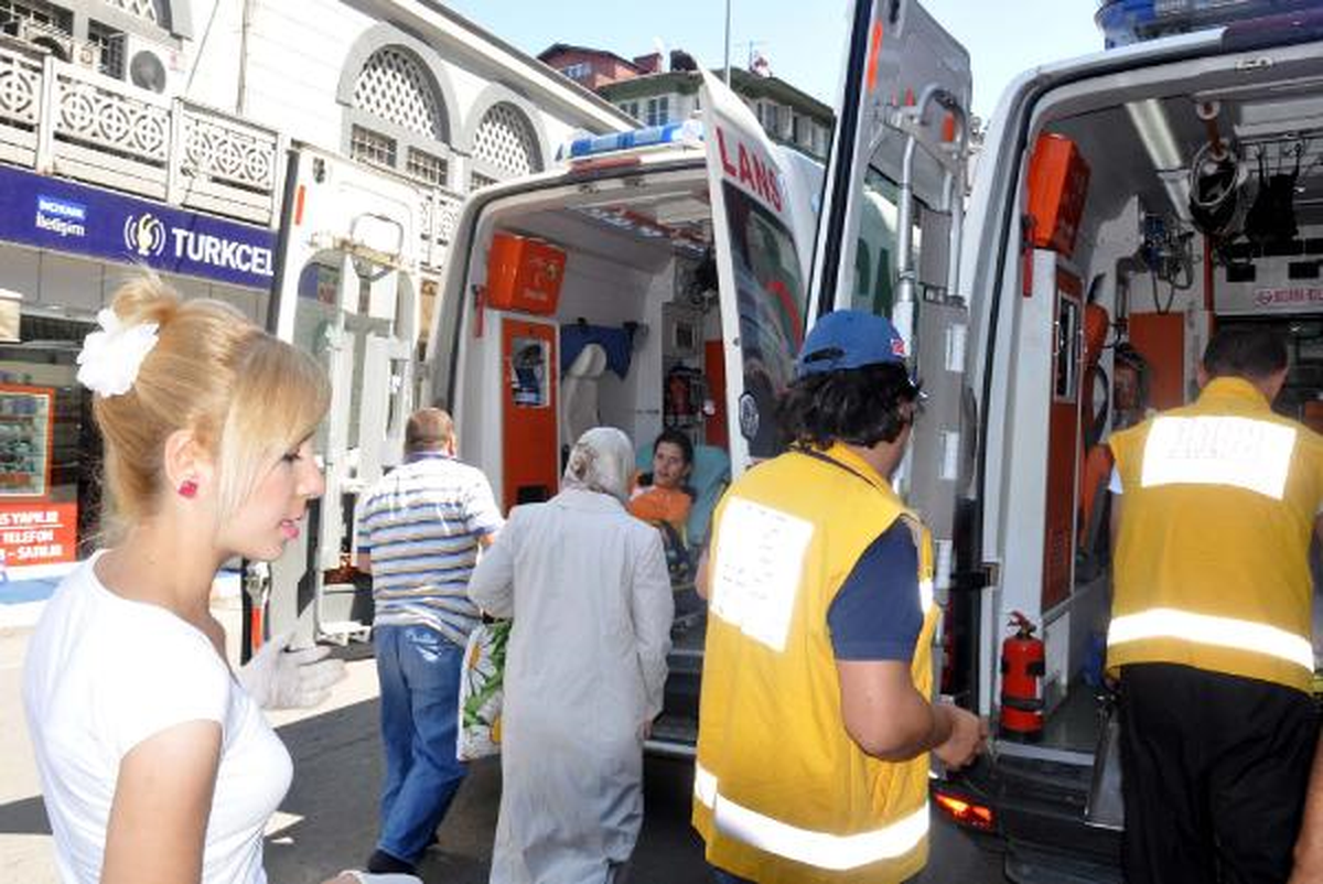 Kaza Yapan Ambulanstaki Hasta, Başka Bir Ambulansla Sevk Edildi
