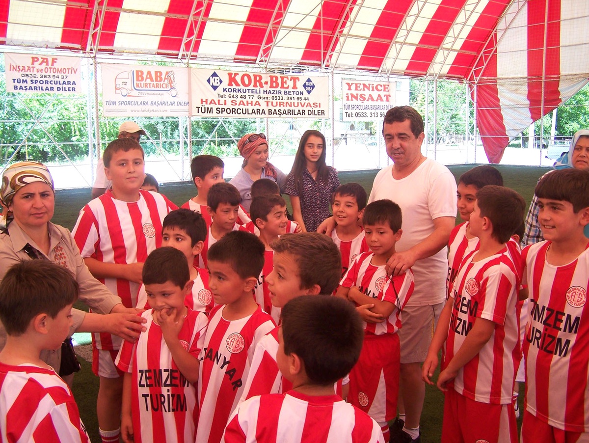 Korkuteli\'nde Yaz Futbol Okulu Açıldı