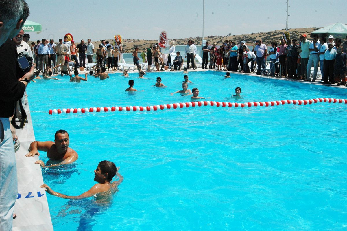 Kula\'da Sıcaktan Bunalan Vatandaşlar Havuza Koşuyor