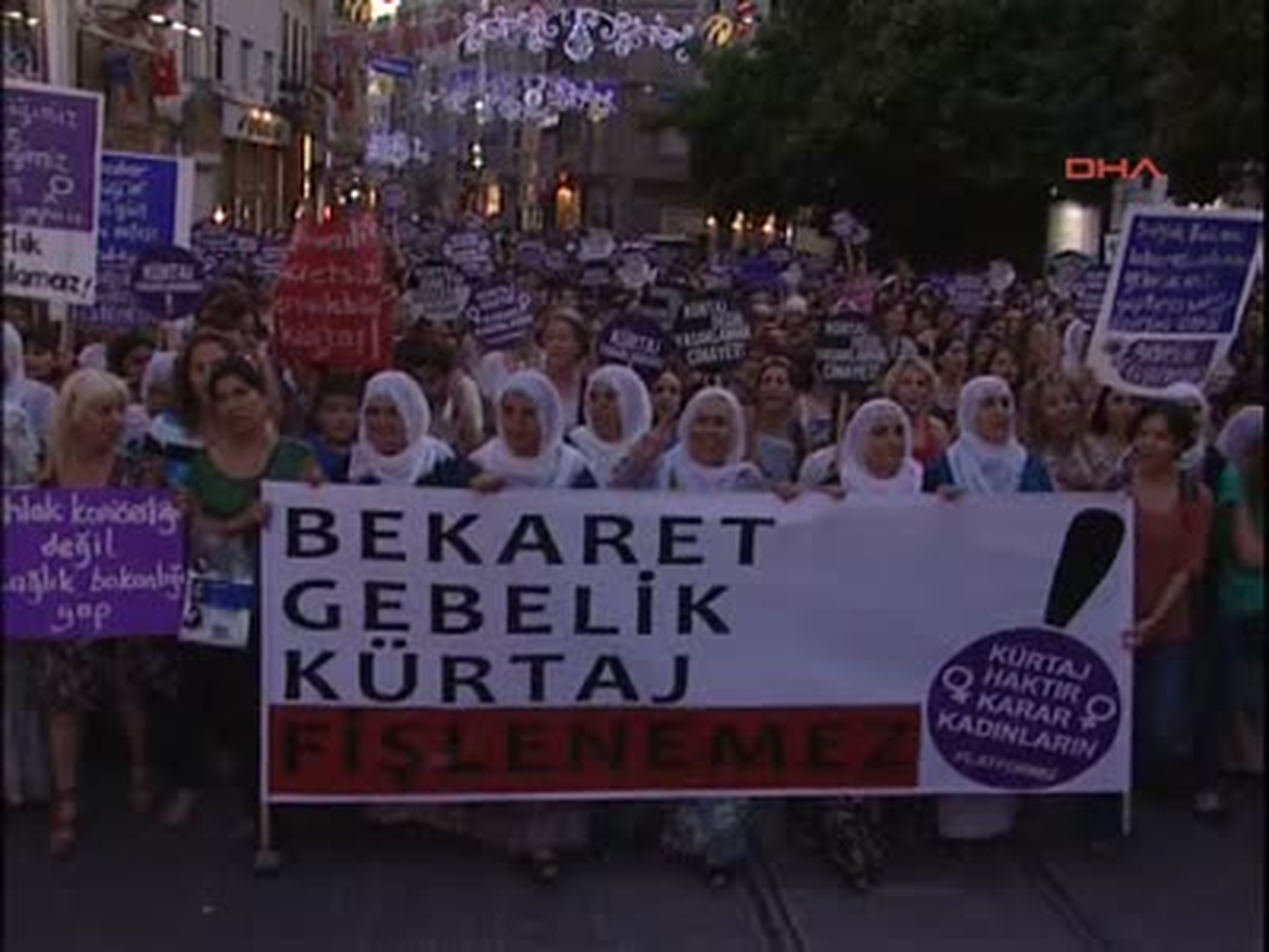 "Kürtaj Haktır Karar Kadınların Platformu" Taksim\'de Bir Yürüyüş Düzenledi