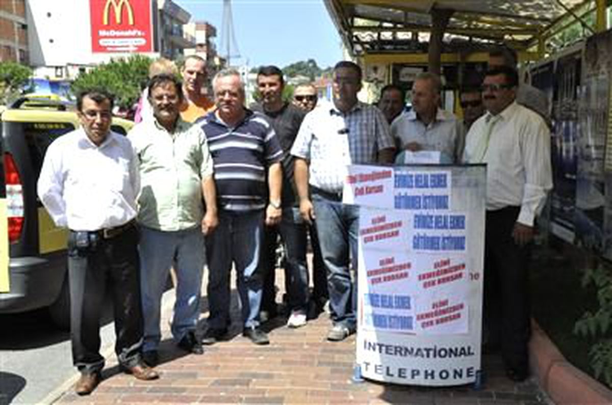 Kuşadası'nda Korsan Taksilere Karşı İmza Kampanyası