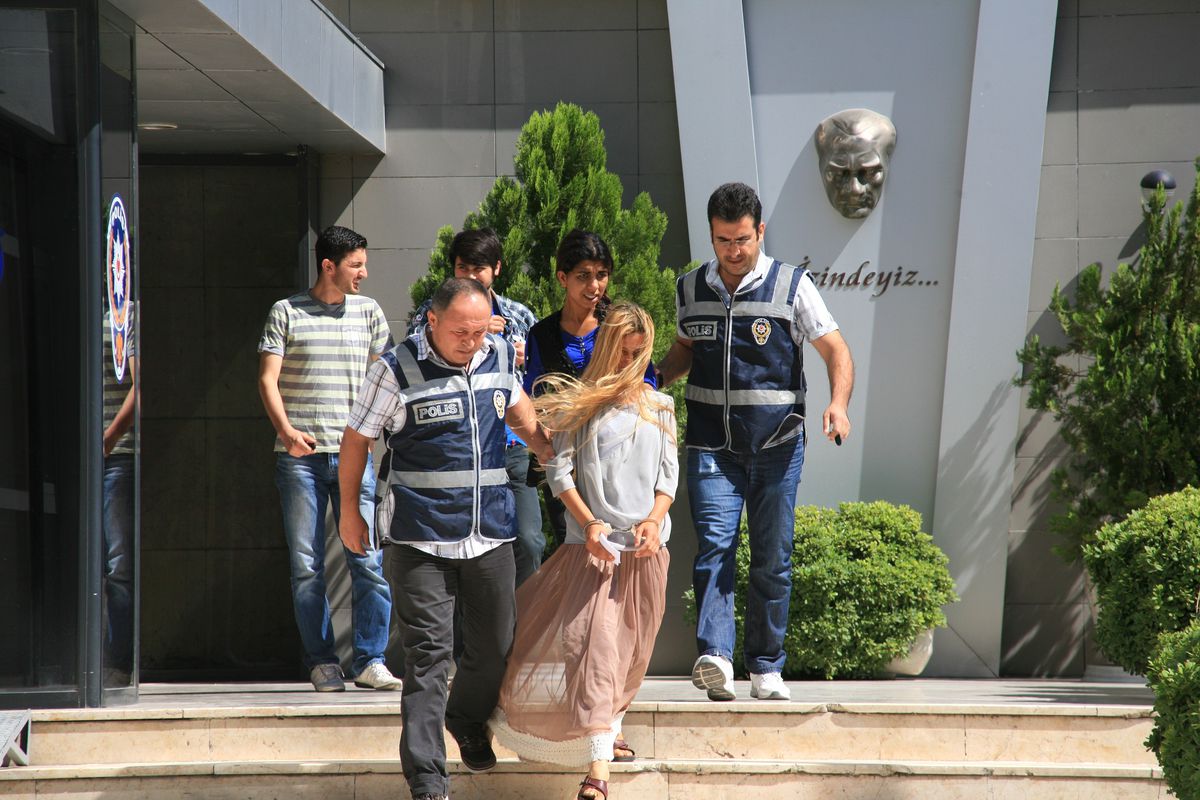 Polisleri Görünce Çaldıkları Altınları Dolmuşa Sakladılar