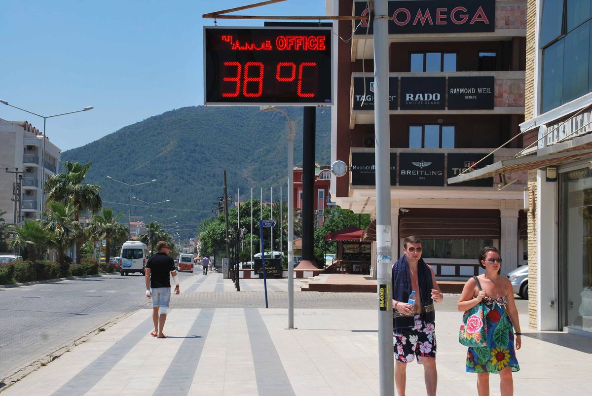 Sıcaktan Bunalan Turistler Sahillere Koştu