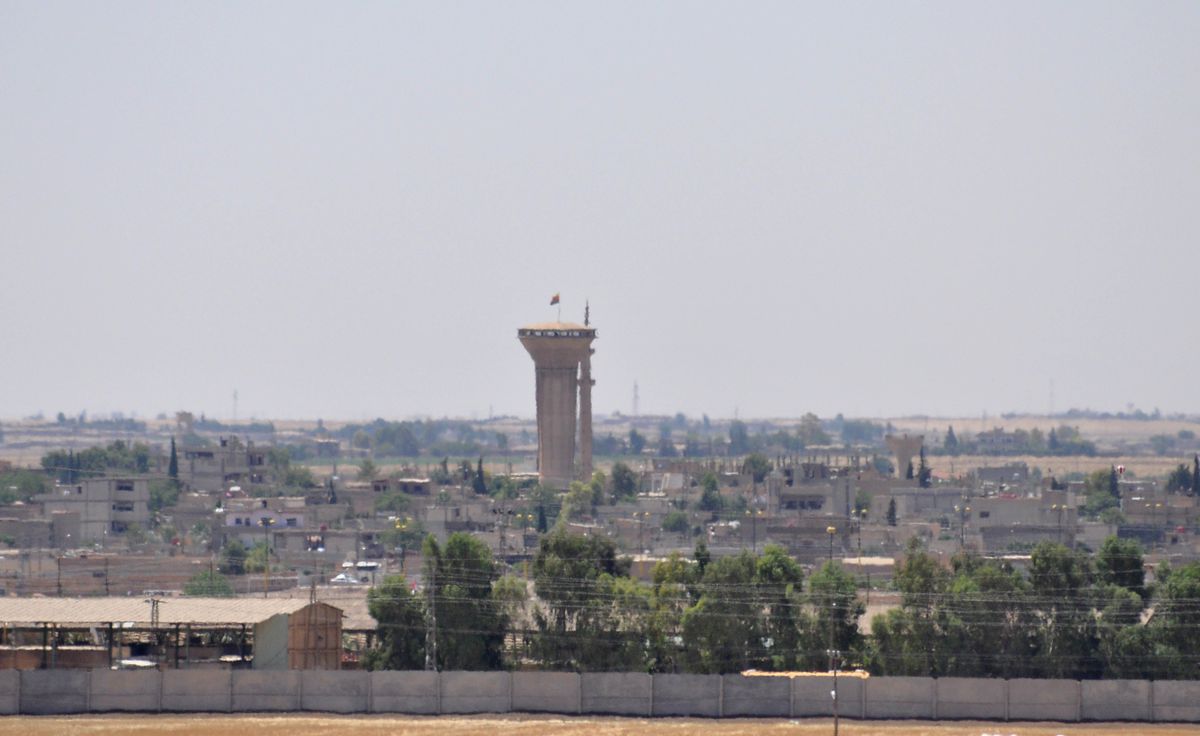 Suriye Sınırındaki Polis Kulesine Bayrak