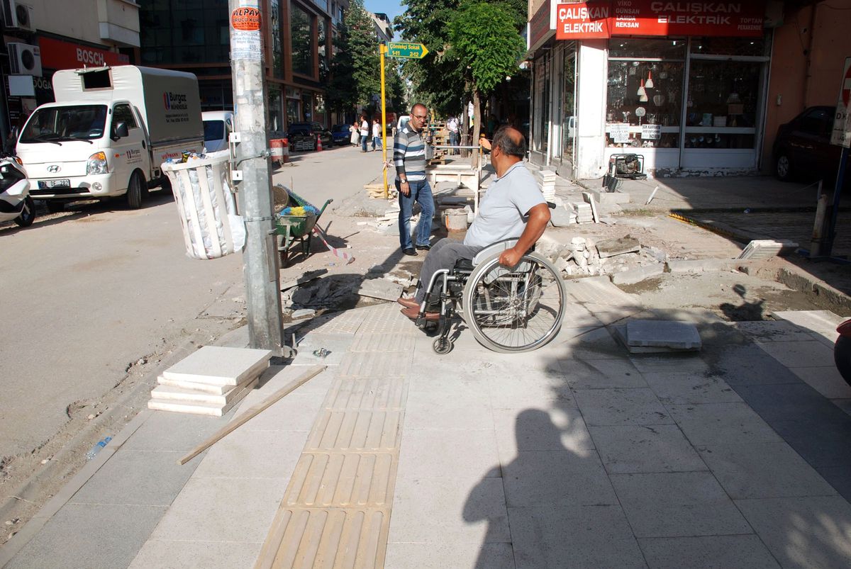 Yalova Belediyesi\'nden Görme Engellilere Özel Kaldırım