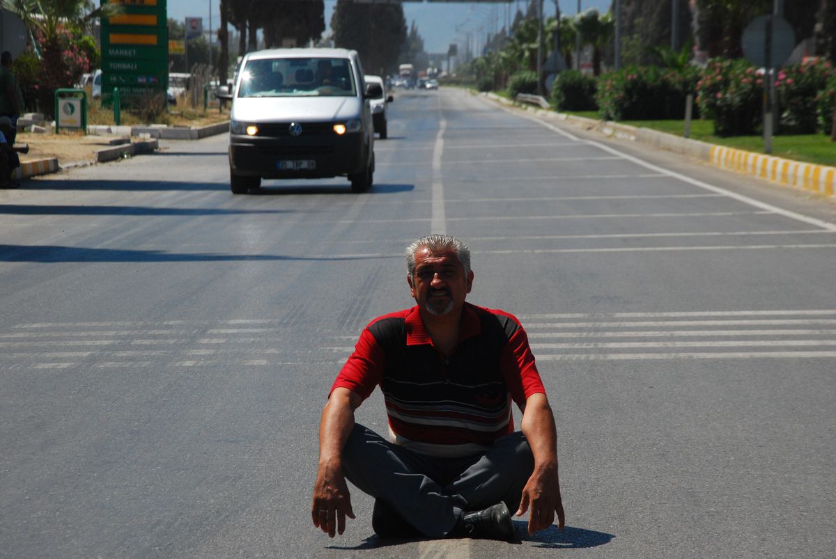Yol Ortasında Tek Başına Eylem Yaptı