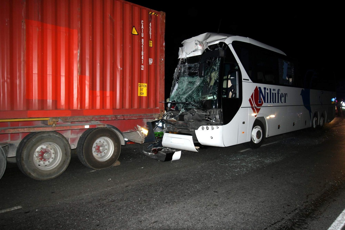 Yolcu Otobüsü TIR\'a Çarptı
