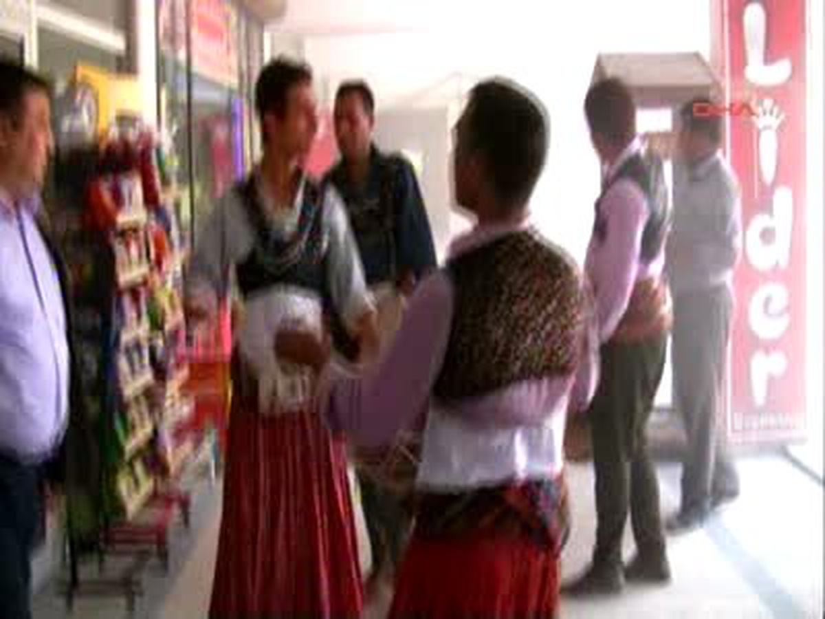 Asfalta Sevinen Esnaf Köçek Oynattı