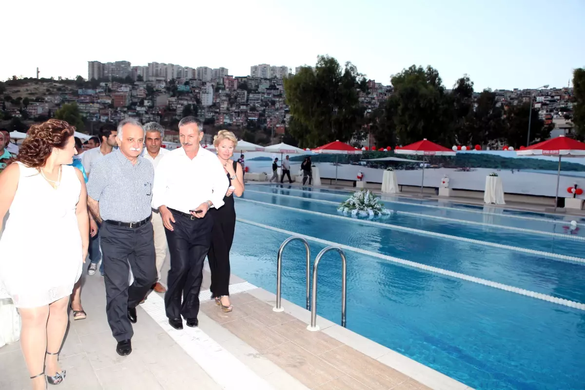 Bayraklı Yüzme Havuzu Açıldı