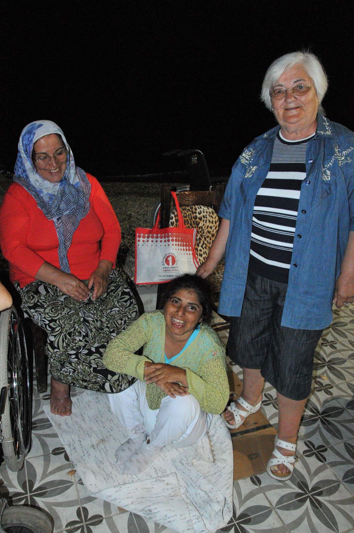 Engelliler Küçükkuyu\'da Tatil Yapıyor