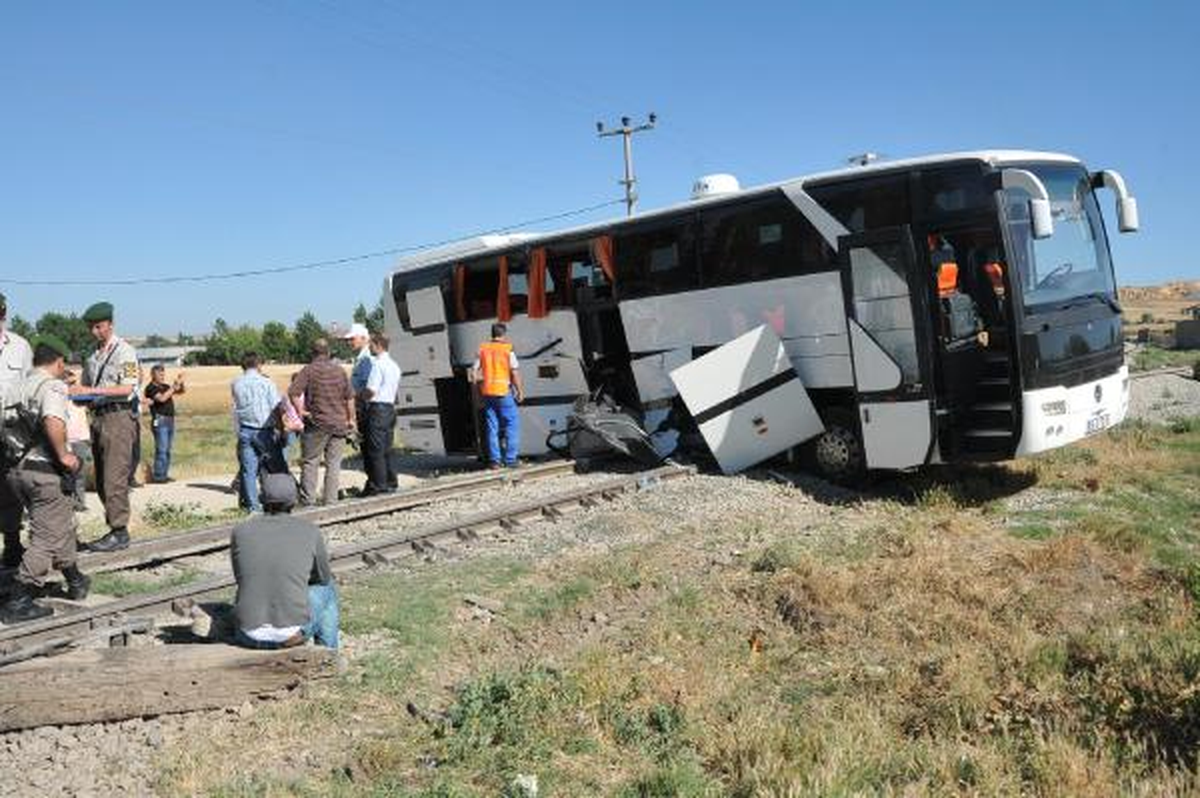Eskişehir\'de Yük Treni İşçi Taşıyan Otobüse Çarptı: 3 Yaralı