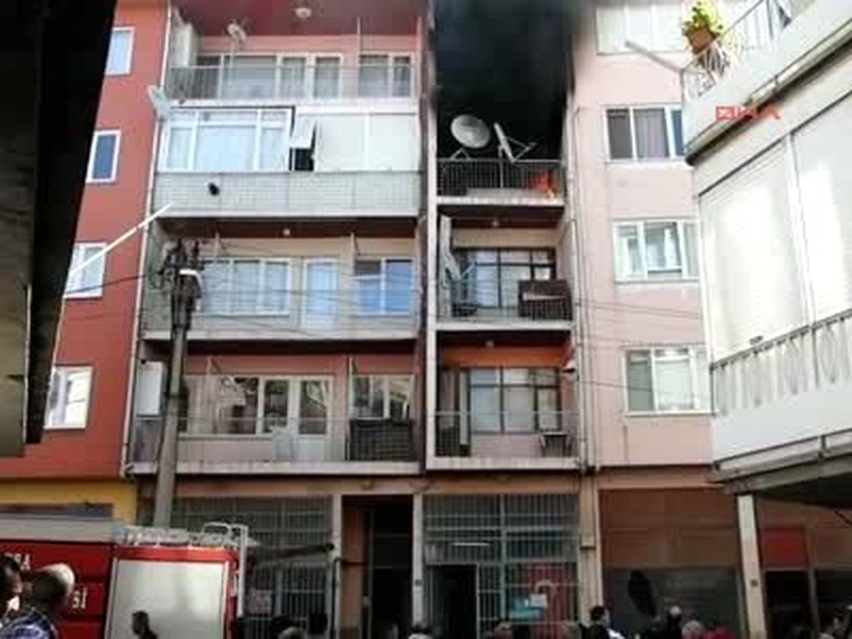 Evde Çıkan Yangında Anne, 4 Yaşındaki Oğlunu Kurtardı, 6 Aylık Kızı Öldü, Kendisi Yoğun Bakımda