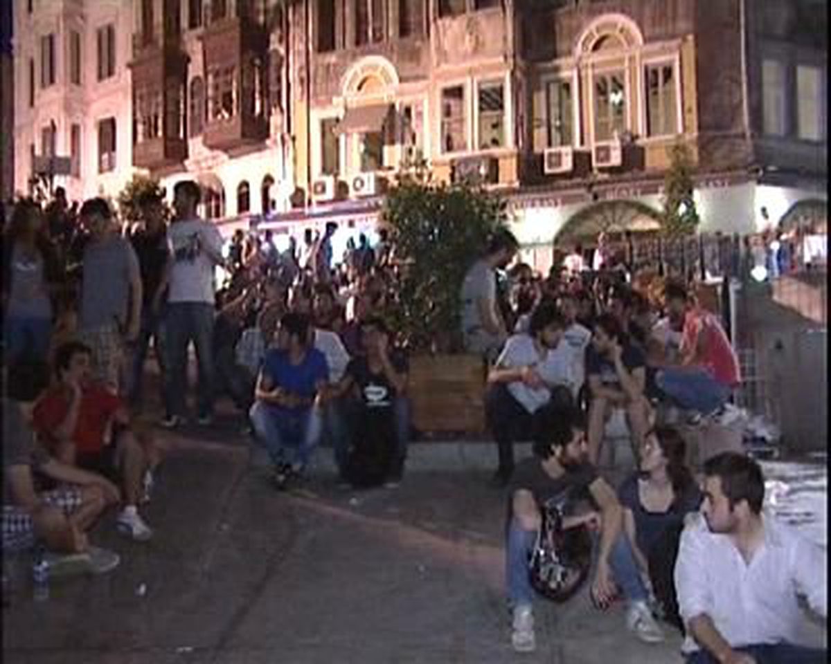 Galata Kulesi\'nde İçki Krizi Devam Ediyor
