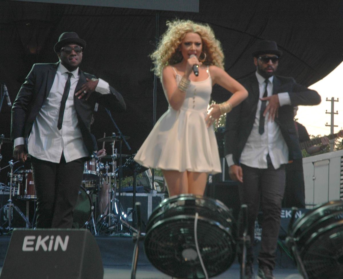 Hadise 5 Bin Kişiyi Coşturdu