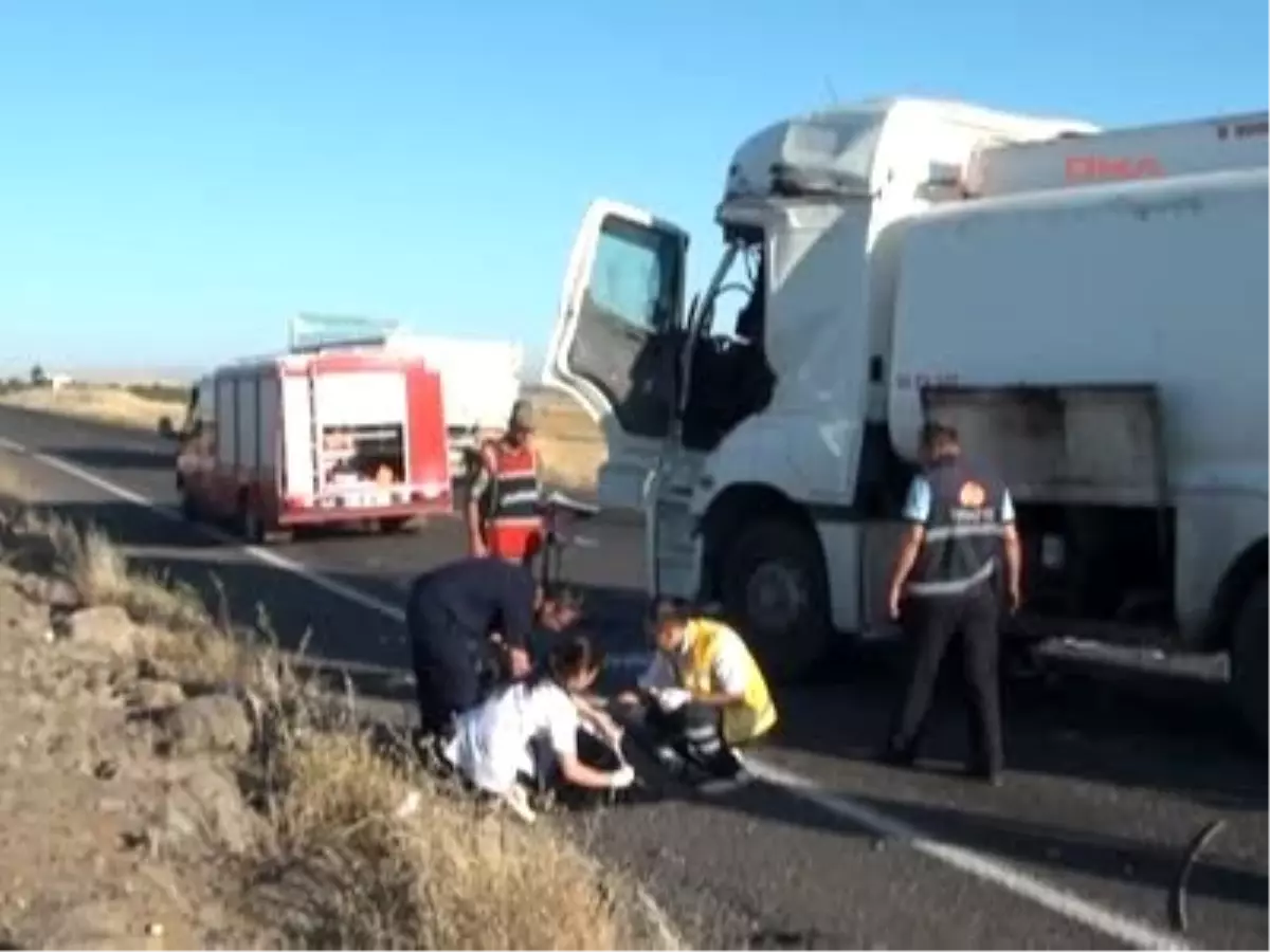 Hilvan\'da İki Kazada 1 Kişi Öldü, 4 Kişi Yaralandı