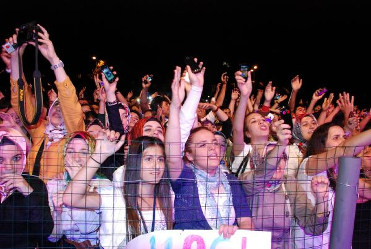 Mustafa Ceceli\'den 20 Bin Kişiye Konser