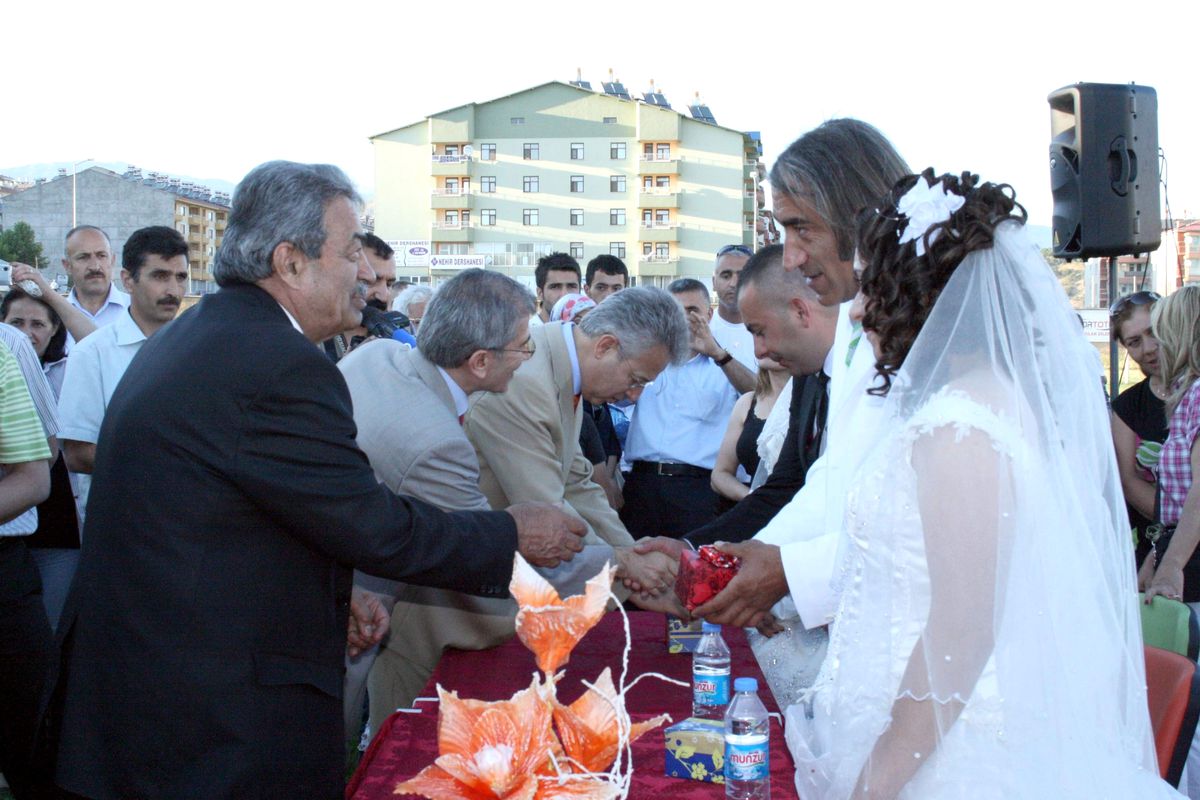 Tunceli\'de 40 Çifte Toplu Nikah Kıyıldı