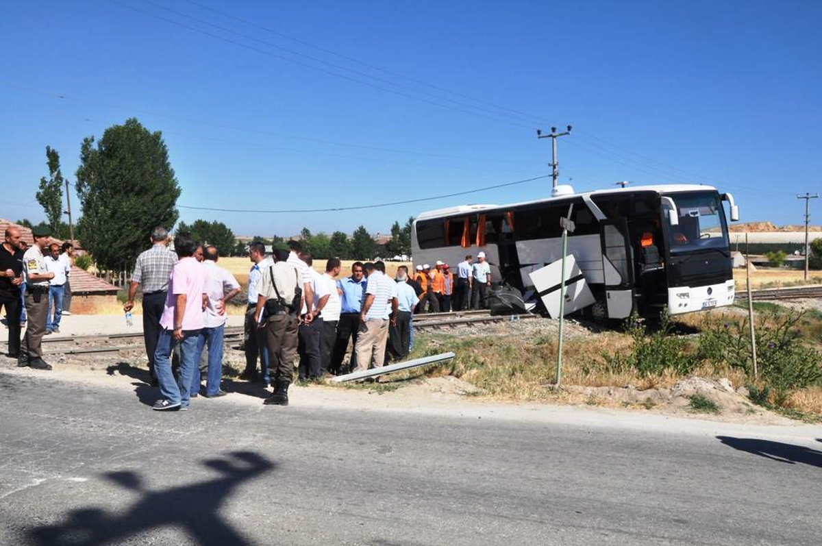 Yük Treni Servis Otobüsüyle Çarpıştı: 3 Yaralı