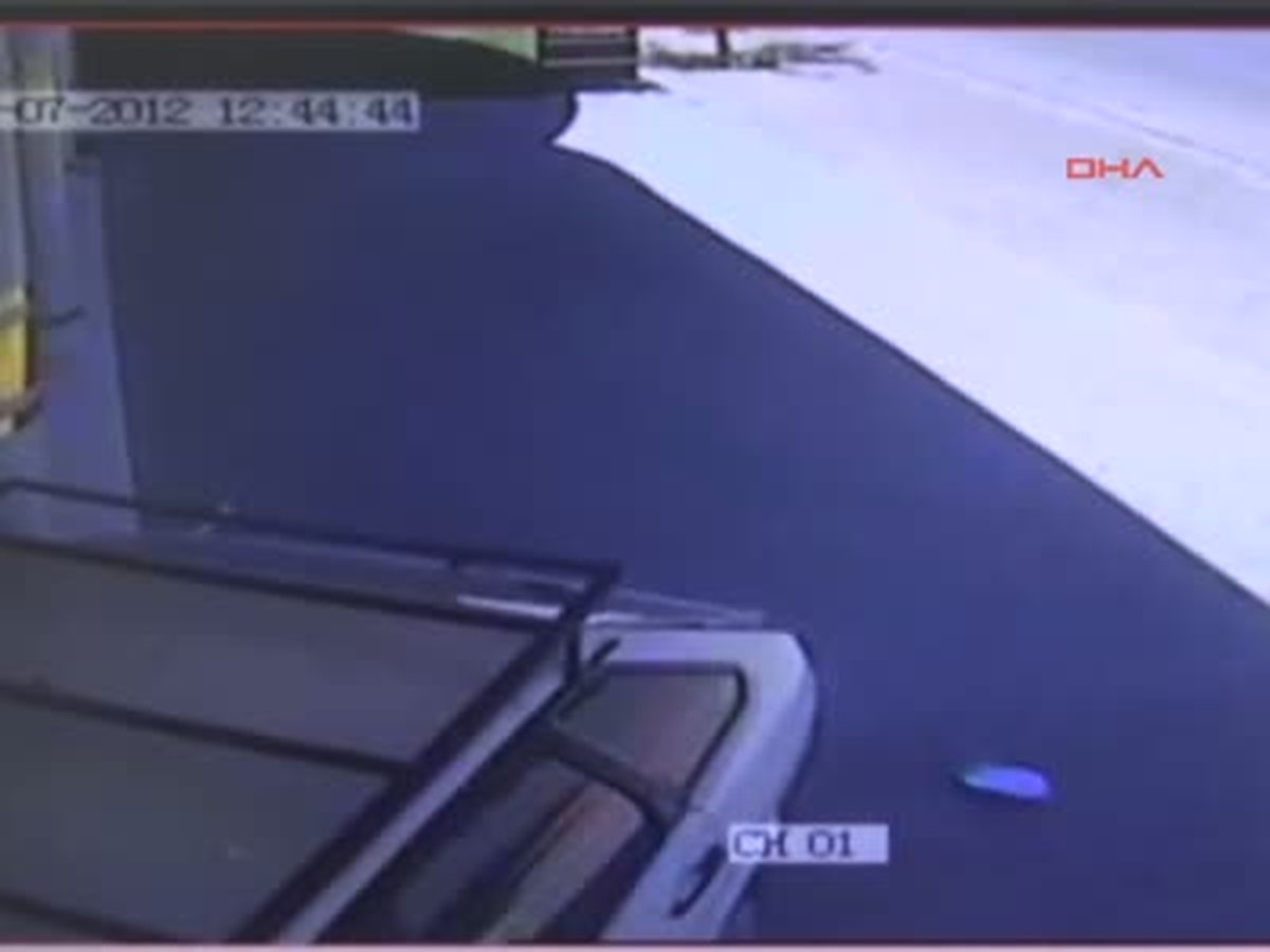 Otomobille Mobilya Mağazasına Daldı