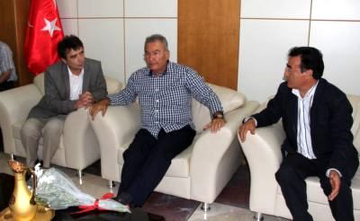 AK Parti\'liler ve CHP\'liler Havaalanında Karşılaştı
