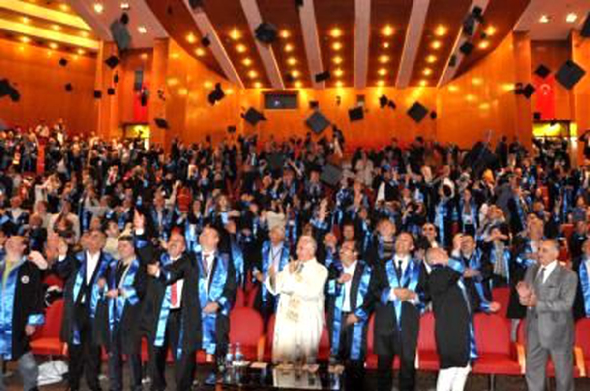 Atatürk Üniversitesi\'nin Eski Mezunları Tarihe Kep Attı