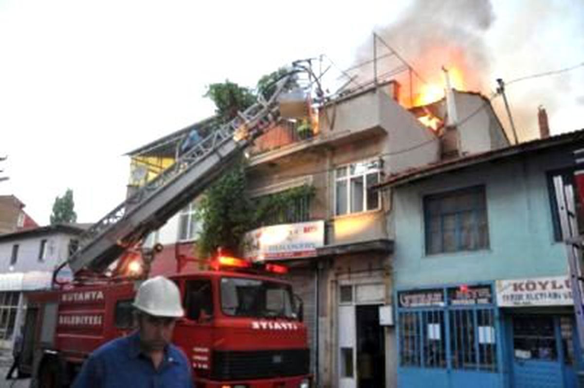Av Malzemesi Satan İşyerinin Bulunduğu Binada Yangın