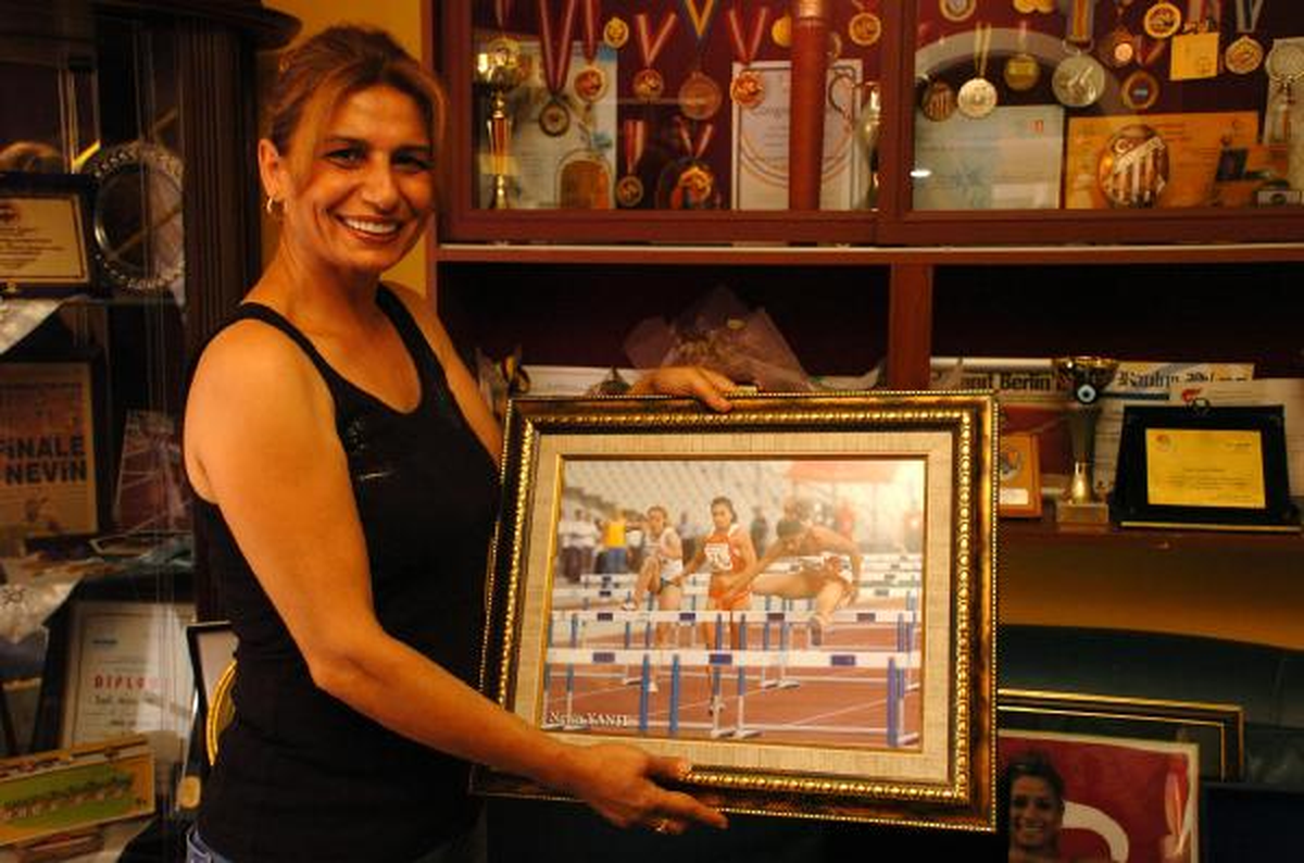 Avrupa Şampiyonu Nevin\'in Ailesi Mutluluktan Uçuyor