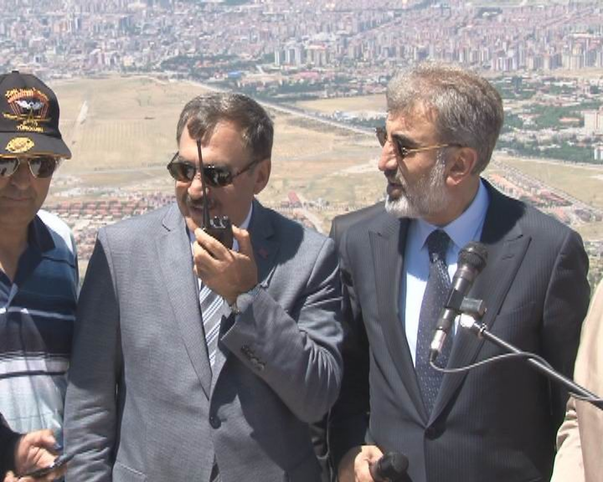 Bakan Yıldız ve Eroğlu, 3. Uluslararası Yamaç Paraşütçüleri Kupası Yarışmasına Katıldı