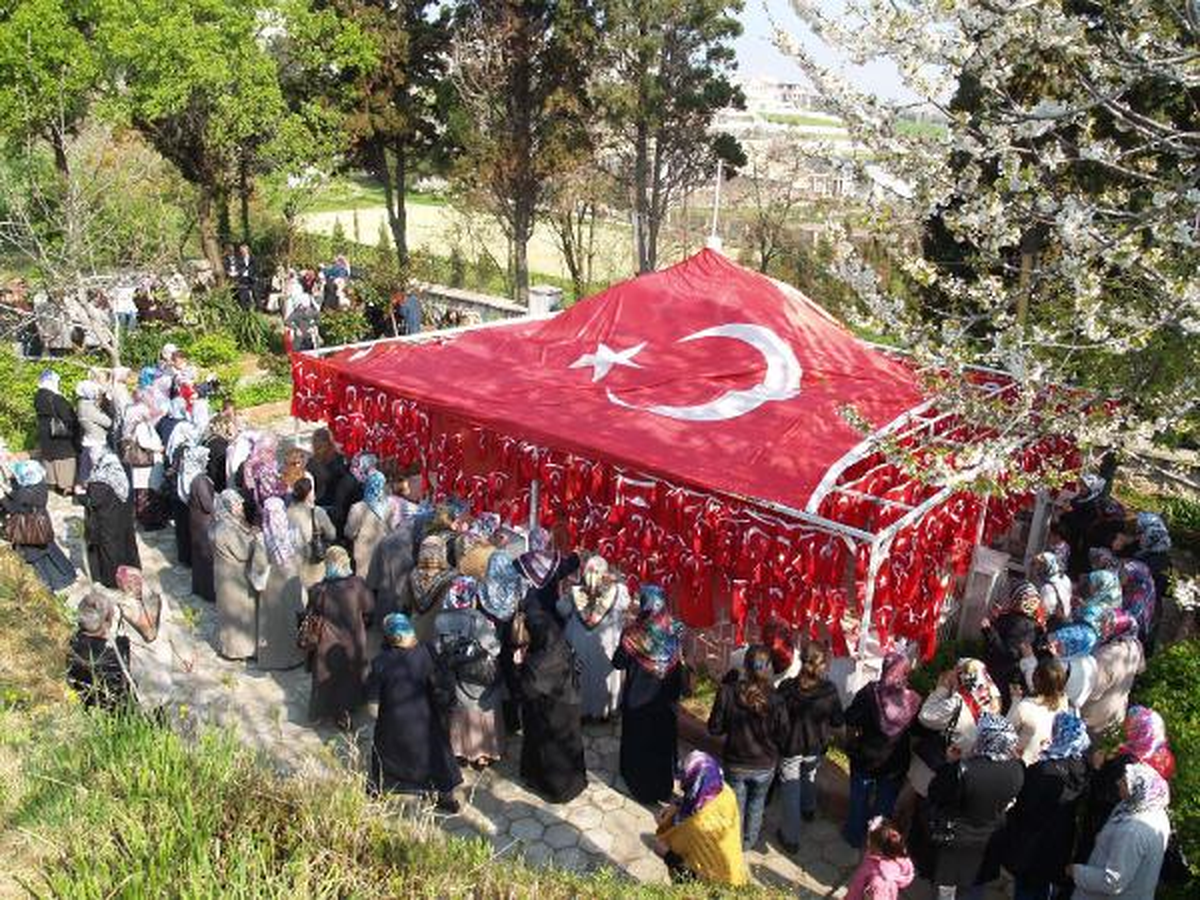 Bayraklı Baba\'ya Ziyaretçi Akını