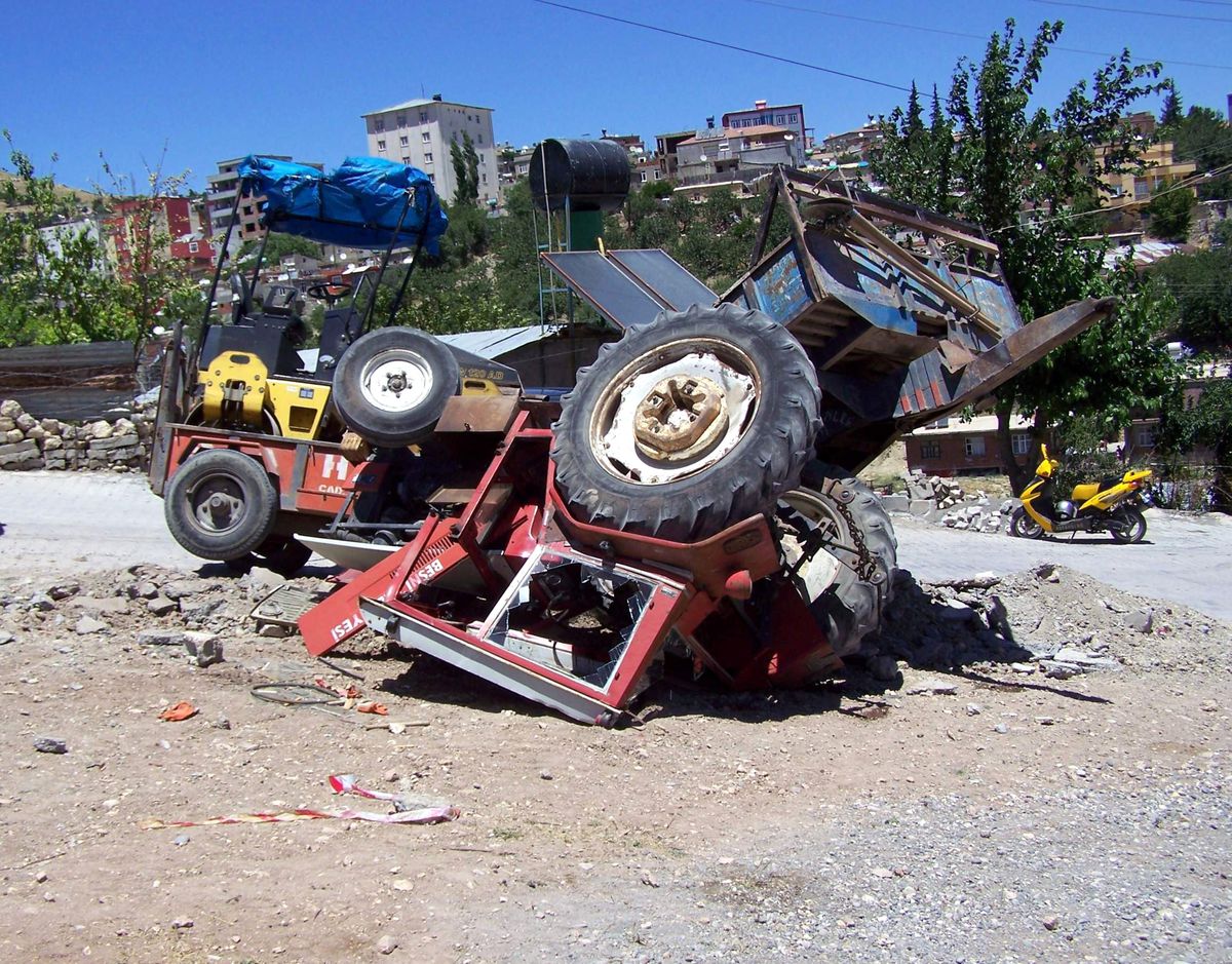 Belediyeye Ait Traktör Devrildi: 1 Yaralı
