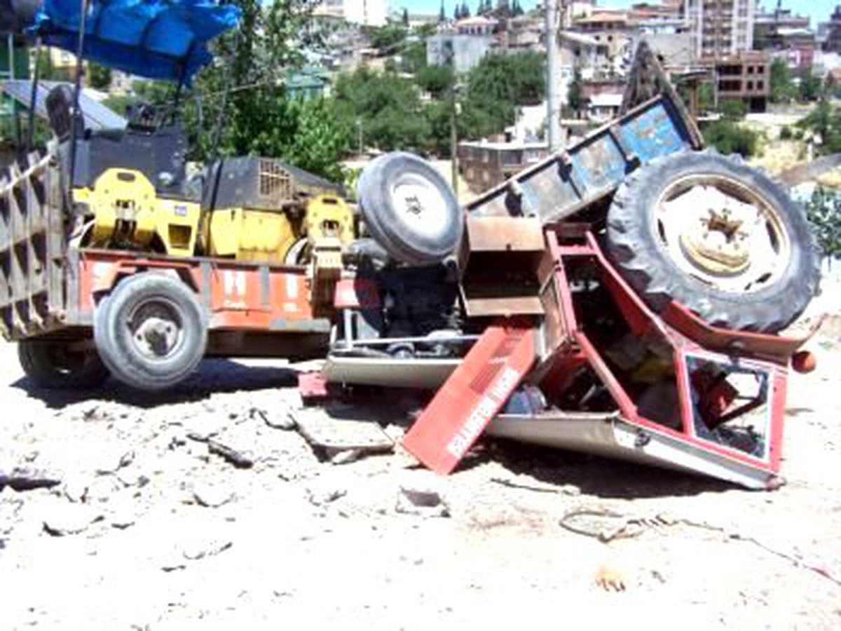 Belediyenin Traktörü Devrildi: 1 Yaralı