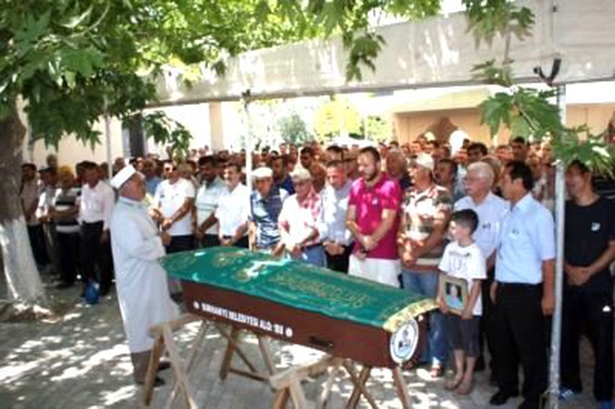 Burhaniye\'de Zeki Erümit Sevenlerinin Omuzunda Gözyaşları ile Toprağa Verildi