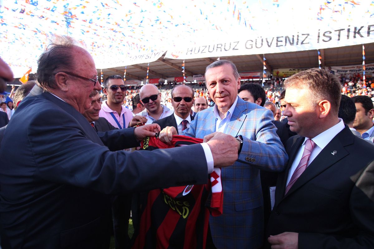 Cavcav\'dan Başbakan Erdoğan\'a Forma Süprizi
