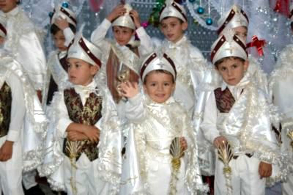 Emet\'te Toplu Sünnet ve Kulak Delme Şöleni