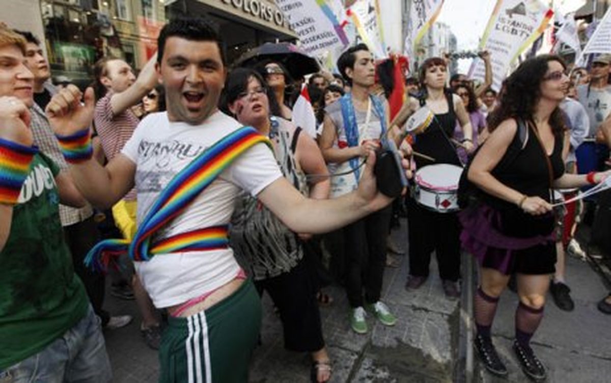 Eşcinseller ve Travestiler Taksim'de Yürüdü