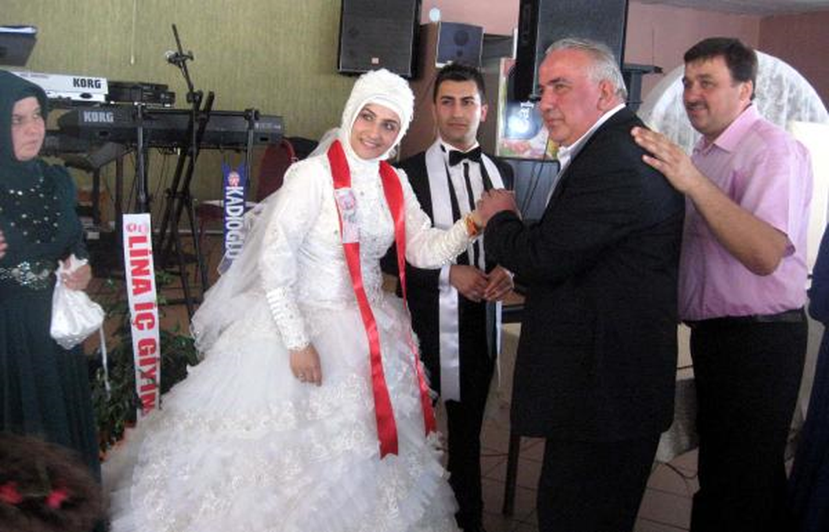 Gelin ve Damada Düğün Salonunda Hırsızlık Şoku