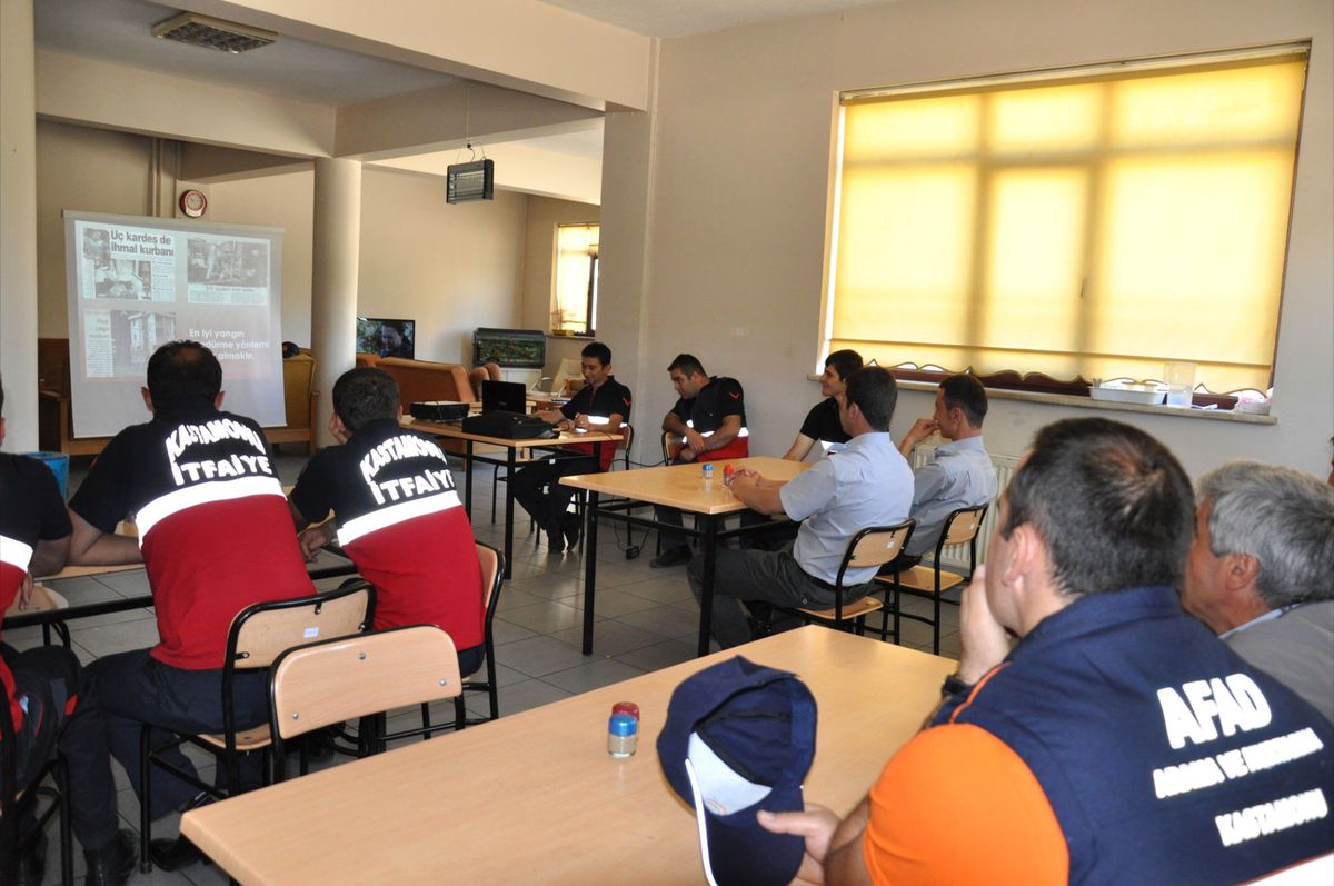 İtfaiye Personeli, Yangın Söndürme ve Kurtarma Tatbikatı Yaptı