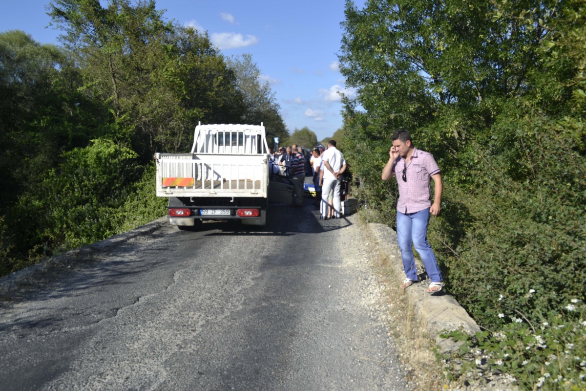 Kamyonet ve Otomobil Köprüde Çarpıştı: 2 Yaralı