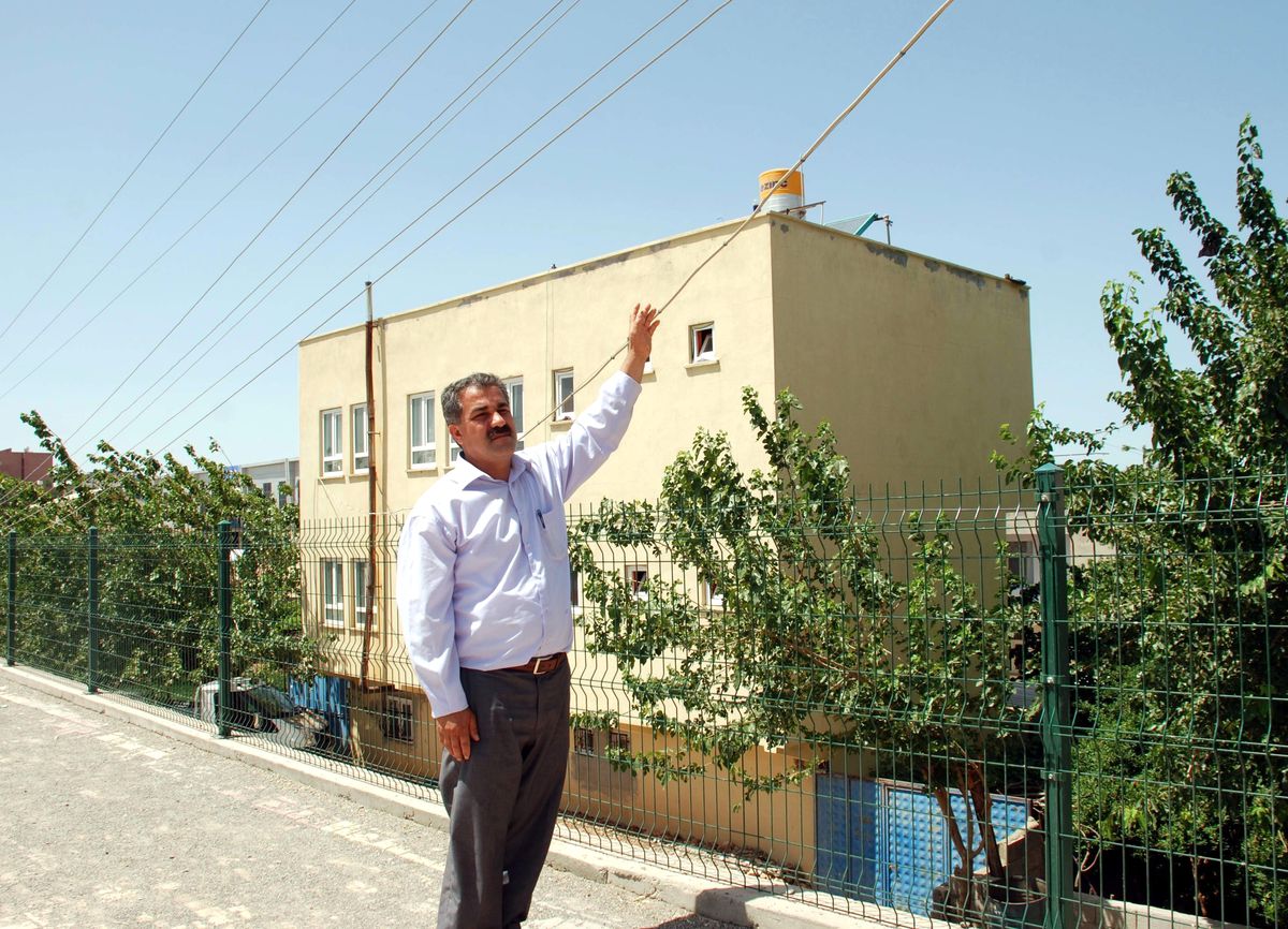 Mahalle Muhtarı Elektrik Tellerine Tepki Gösterdi