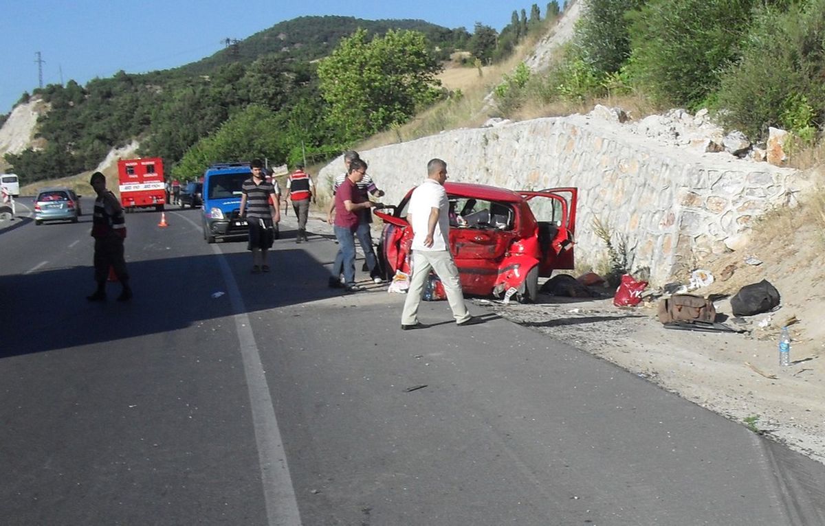 Manisa\'da Trafik Kazası: 1 Ölü, 4 Yaralı